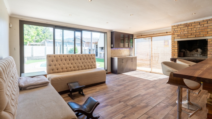 4 Bedroom Property for Sale in De Zoete Inval Western Cape
